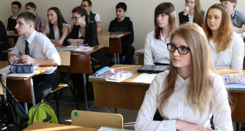 Ученики в школе старшеклассники