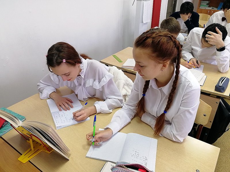 Школа ученики за партой