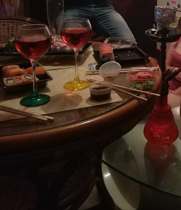 Столик в ресторане с вином