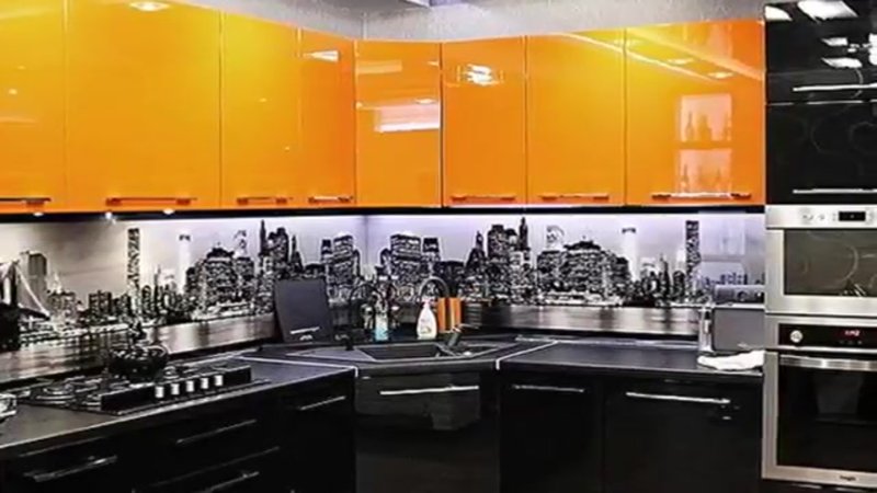 Кухня оранжевая с черным