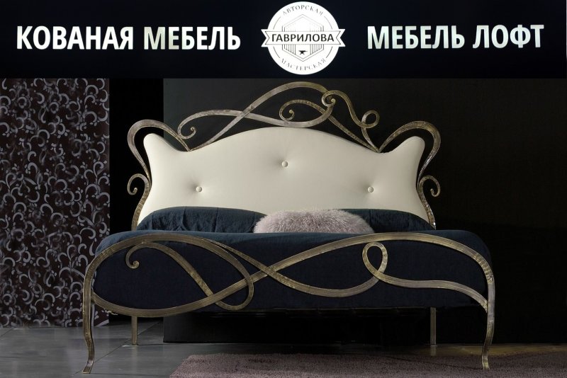Кованная кровать с мягким изголовьем