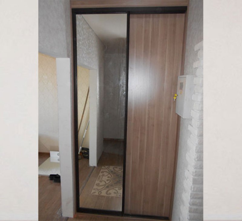 Дверь купе в кладовку с зеркалом