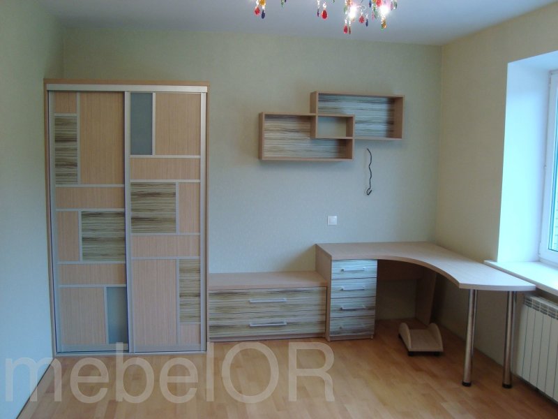 Мебель в детскую для школьника у окна