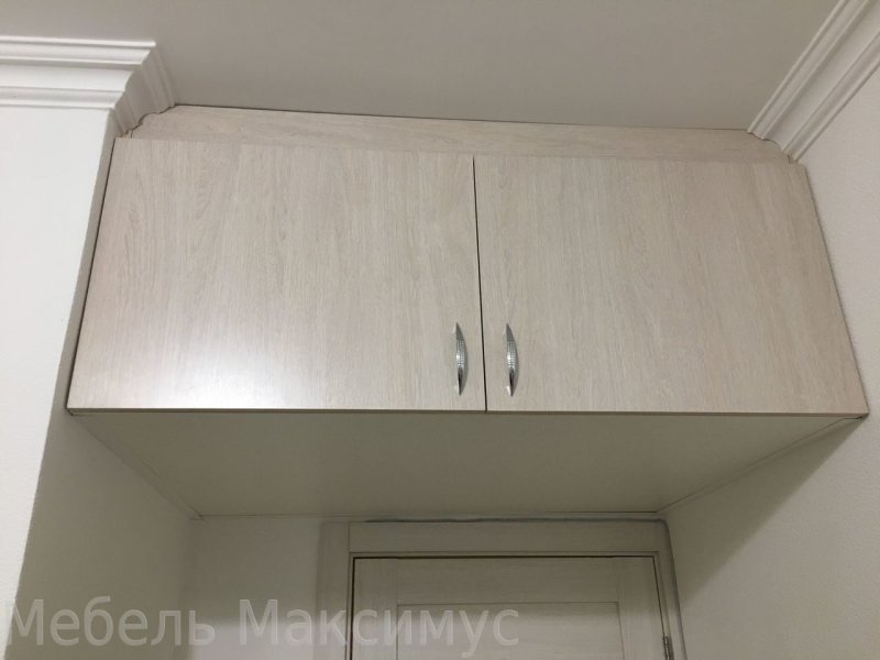 Белые антресоли в прихожей