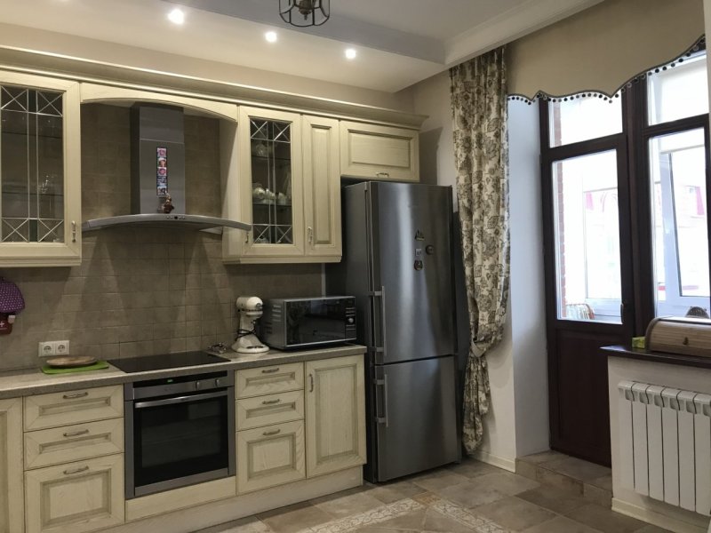 Прямой карниз на кухонном гарнитуре