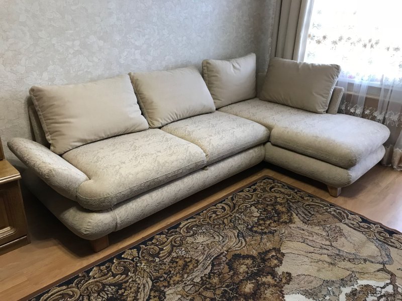 Диван с каретной стяжкой желтый