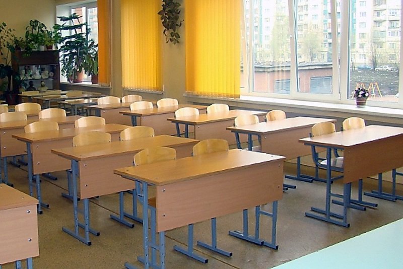 Школьная парта в классе