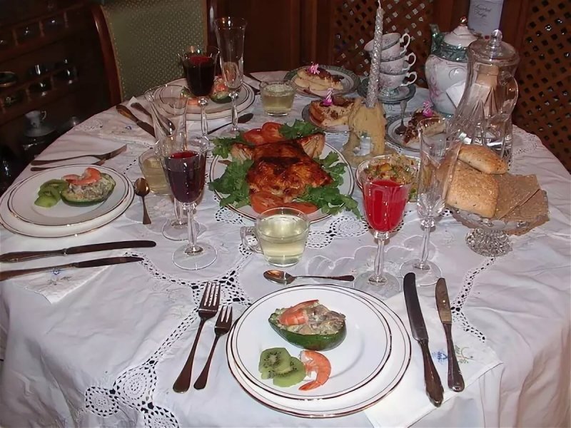 Скромно накрытый стол